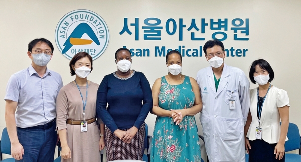 8월 4일 전인호 서울아산병원 국제사업실장, 벨릴레 에스와티니 왕실 주치의(오른쪽 두 번째, 세 번째)를 비롯한 방문단과 배석자들