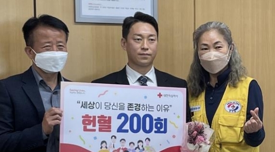 헌혈 200회 달성한 강정환씨(사진 가운데). 대한적십자사 경남혈액원 제공.