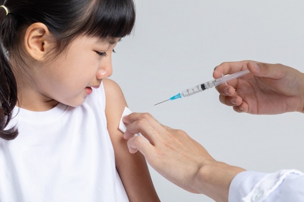 중앙재난안전대책본부는 오는 12일부터 동절기 코로나19 백신 추가접종 대상을 18세 이상에서 12세 이상으로 확대했다. 