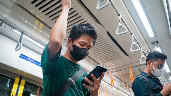 대중교통을 이용하고 있는 시민들이 마스크를 착용하고 있다.