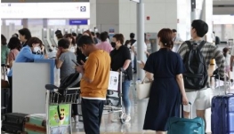 해외여행 떠나는 사람들로 붐비는 공항
