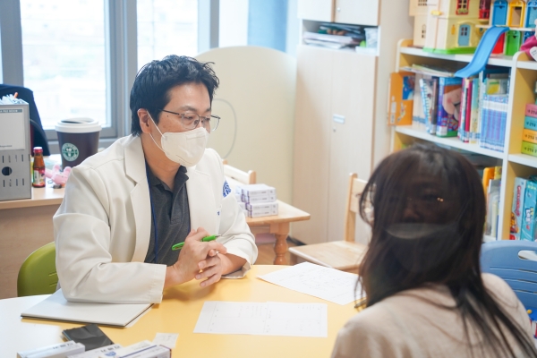 힐링핸즈 의료봉사단이 지난 27일 서울시 동대문구에 위치한 가족센터에서 의료봉사를 진행했다. 