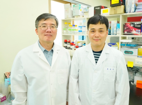 지스트 김민곤 교수, 홍동구 연구원(왼쪽부터) 