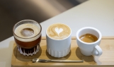 커피를 뜨겁게 마시면 식도암 발생 위험이 높아지고 원두를 강하게 로스팅하는 과정에서 발암물질이 생길 수 있다.