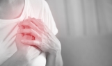 흉통과 호흡 곤란은 심장 마비가 일어나기 전 겪을 수 있는 전조증상이다.