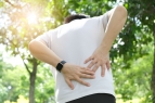꾸준히 운동한 사람들은 허리 통증이 줄어들어 삶의 질이 더 높아졌다.