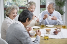 사회적 활동이 노인의 인지 저하 감소와 관련이 있다.