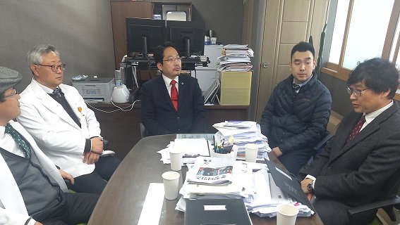의협 최대집 회장, 천안 진료실 폭행 피해 교수 위로 방문