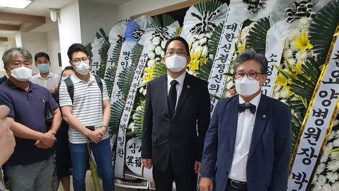 의협 최대집 회장 일행 부산 피살의사 조문