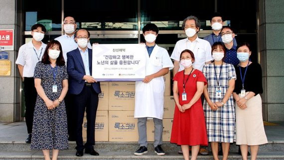 신신제약, 김천시 노인종합복지관에 파스·밴드 후원