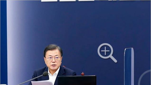 문 대통령 "내년 2월부터 백신 접종 가능"