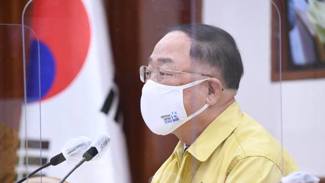 홍남기 부총리 "2월부터 의료진·고령자 대상 코로나 백신 접종"