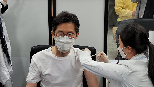 이필수 41대 의협회장 취임 후 첫 행보 '백신 접종'