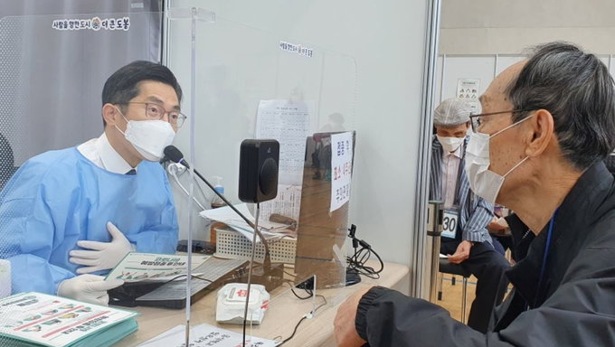 의협 이필수 회장, 코로나19 백신 예진 봉사 참여