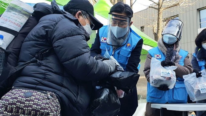 당국 오미크론 변이 확산에 "하루 확진자 2만명 발생 대비"