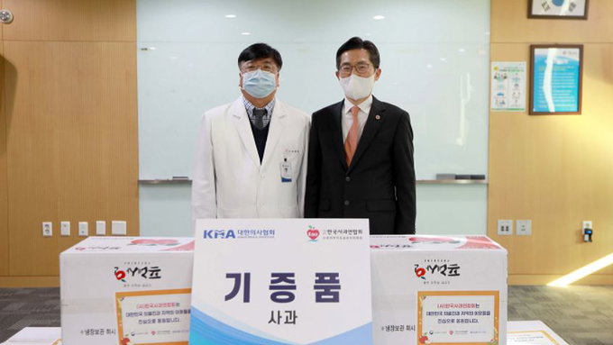 이필수 회장, 어려운 이웃과 의료진에 '나눔 실천'