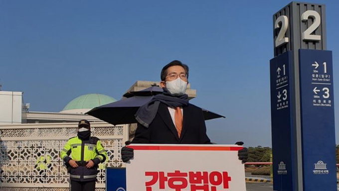 이필수 의협회장, 간호법 반대 릴레이 1인 시위 동참