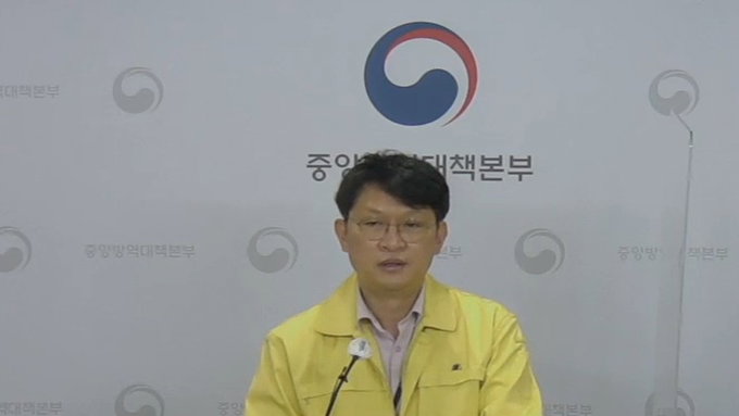 코로나 주간 위험도 '중간'... 방역당국 "확진자 감소세 한달 정도 계속될 것"