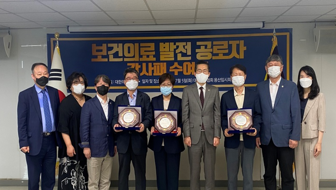 의협, 류근혁 전 보건복지부 제2차관, 김강립 전 식품의약품안전처장, 정은경 전 질병관리청장에 감사패 전달