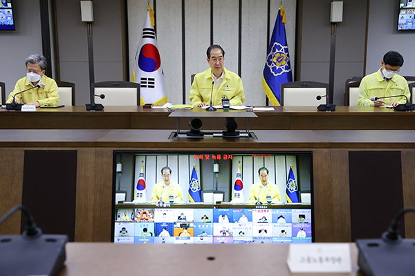 한덕수 국무총리가 24일 정부세종청사에서 열린 코로나19 중대본회의에서 발언하고 있다.(사진=국무조정실)  