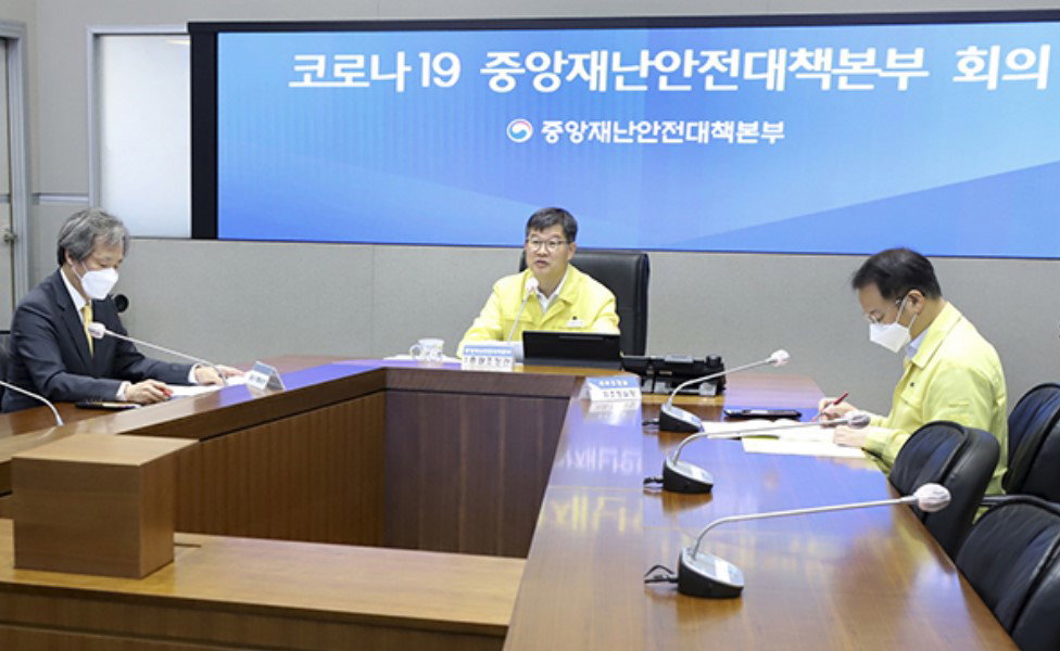이기일 중앙재난안전대책본부 제1총괄조정관(보건복지부 제2차관)이 31일 코로나19 대응 중앙재난안전대책본부 회의를 주재하고 있다. (사진=보건복지부)   