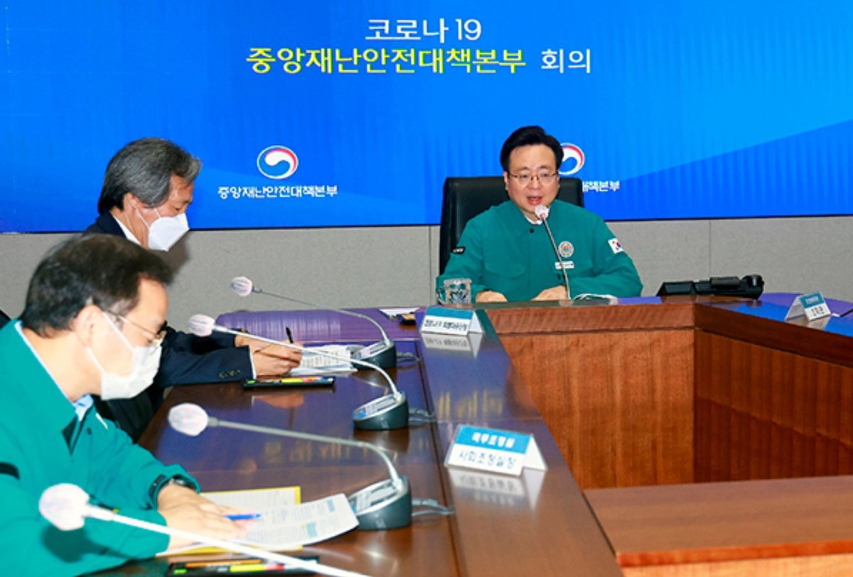 조규홍 중앙재난안전대책본부 1차장(보건복지부 장관)이 코로나19 중앙재난안전대책본부 회의를 주재하고 있다. 사진=보건복지부