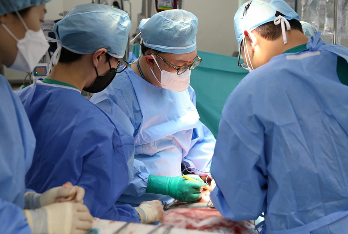 ▲ 김대연 서울아산병원 산부인과 교수(왼쪽 세 번째)가 중증 림프부종이 예상되는 난소암 환자에게 수술을 시행하고 있다.