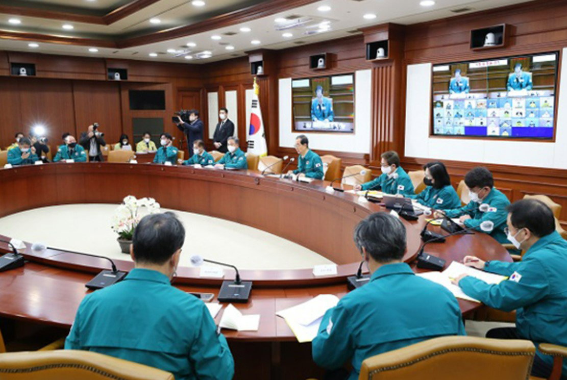한덕수 국무총리가 4일 정부서울청사 중앙재난안전대책본부 상황실에서 이태원 사고 중대본 회의를 주재하고 있다. (사진=국무조정실) 