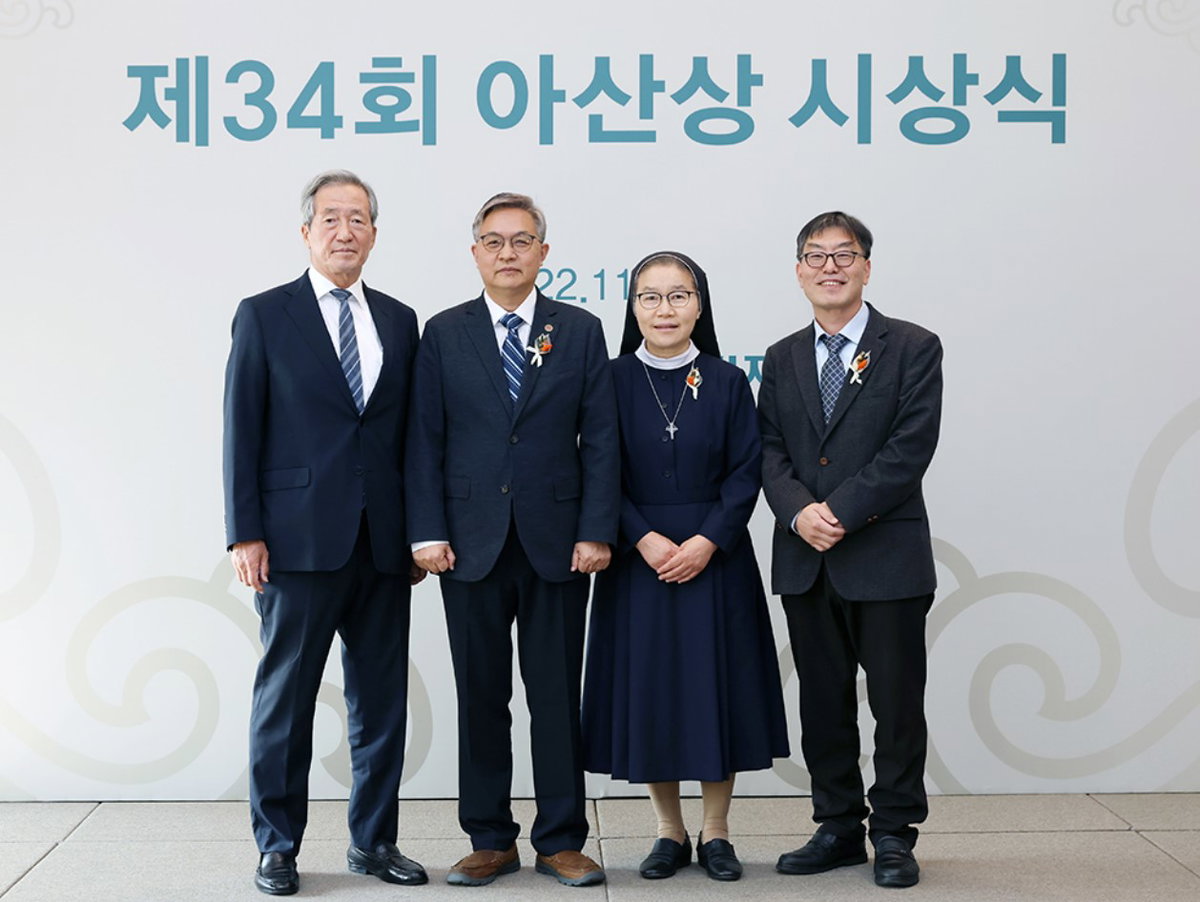 ▲ (왼쪽부터) 정몽준 아산재단 이사장, 외과의사 박세업 씨(아산상 대상), 착한목자수녀회 이희윤 대표 수녀(사회봉사상), 국립소록도병원 의료부장 오동찬 씨(의료봉사상)