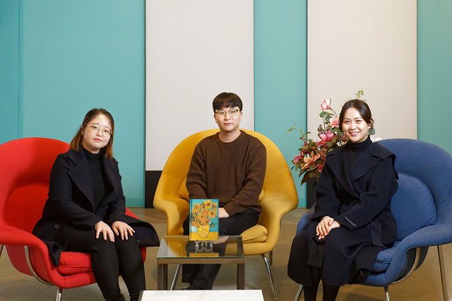 UNIST 연구진의 모습. 사진 왼쪽부터 김수현 연구원, 한석주 연구원, 이정혜 교수. (사진=울산과학기술원 제공)