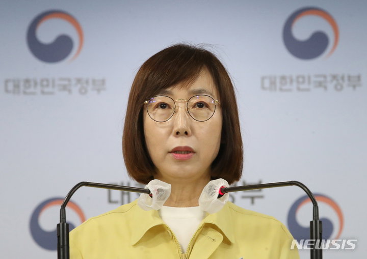 정례브리핑하는 백경란 질병관리청장