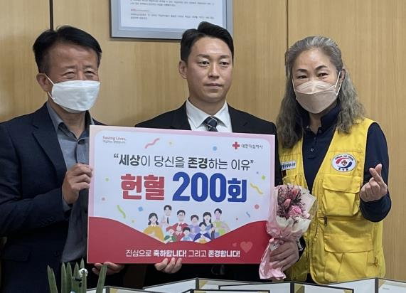 헌혈 200회 달성한 강정환씨(사진 가운데). 대한적십자사 경남혈액원 제공.