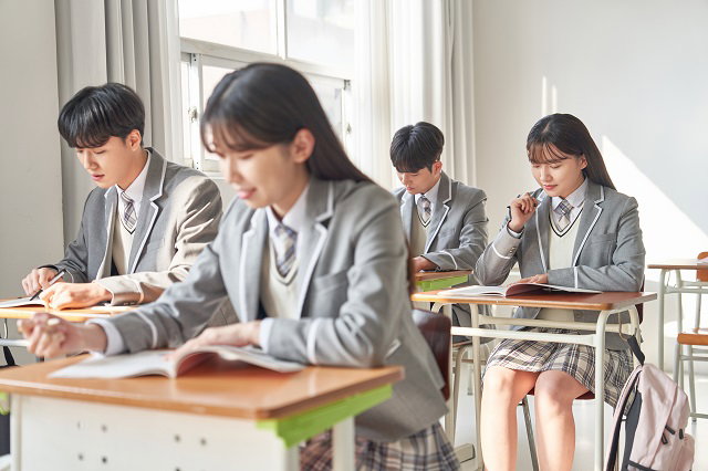 오늘부터 12∼17세 청소년들도 코로나19 오미크론 바이러스 변이에 대응하는 개량백신을 맞을 수 있다. 오늘부터 12∼17세 청소년들도 코로나19 오미크론 바이러스 변이에 대응하는 개량백신을 맞을 수 있다.