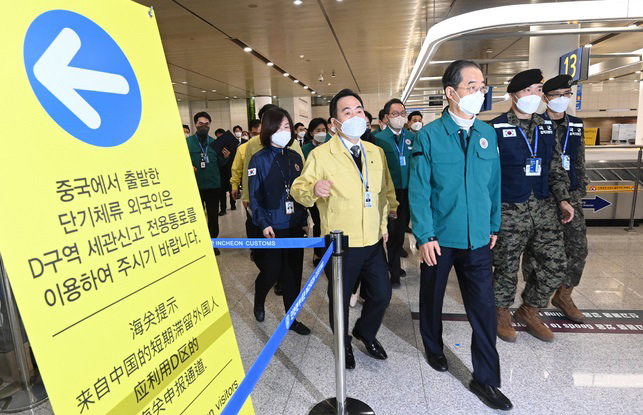 한덕수 국무총리가 인천국제공항 제1여객터미널 입국장에서 현장 점검을 하고 있다. 