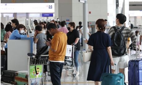 해외여행 떠나는 사람들로 붐비는 공항