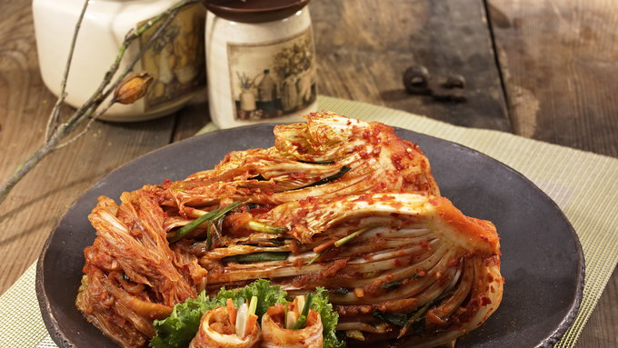 곰팡이 핀 김치, 이런 색깔은 먹으면 안 돼요.