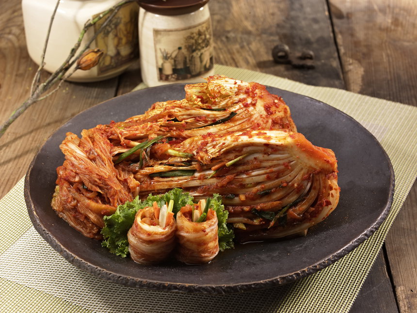 김치에 생긴 곰팡이는 몸에 해롭기에 먹지 말고 버려야 한다.