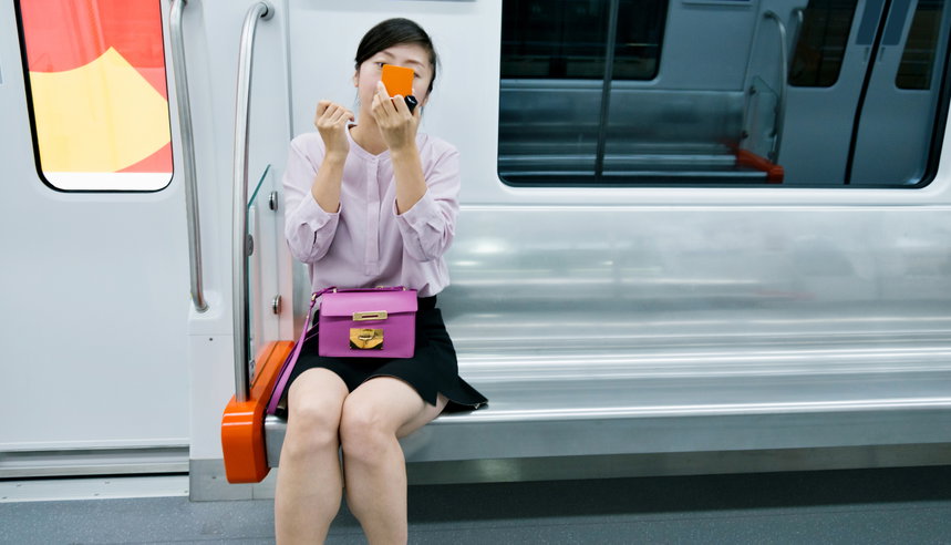 먼지나 세균이 붙은 채로 화장하면 다양한 피부질환이 생길 수 있다.