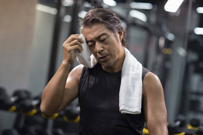 운동 후에 극심한 근육통이 지속되거나 소변 색이 콜라 색으로 변했다면 횡문근융해증을 의심해 보아야 한다.