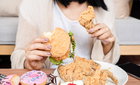 스트레스 받을 때 달거나 기름진 음식 피해야