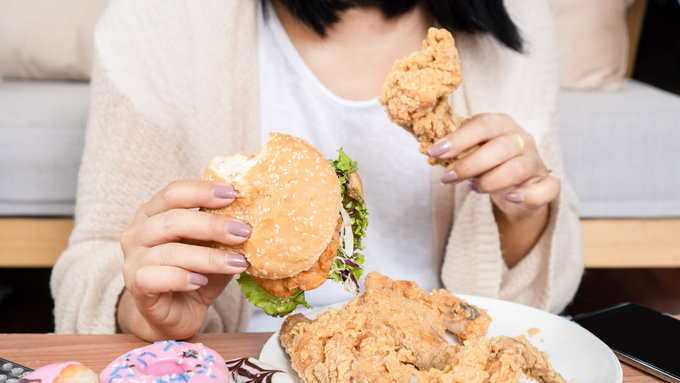 스트레스 받을 때 달거나 기름진 음식 피해야