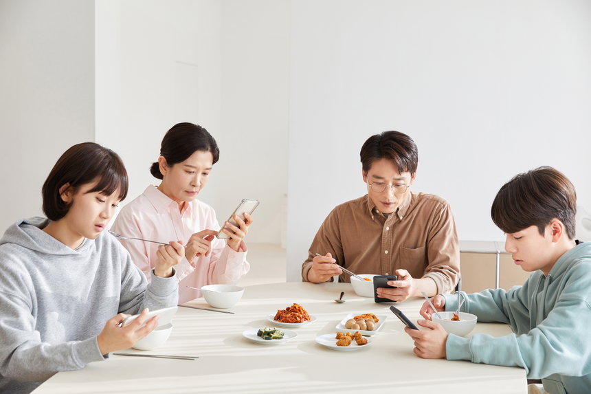 자녀의 스마트폰 의존도 감소를 위해서는 부모 역시 스마트폰 사용을 줄이는 것이 좋다.