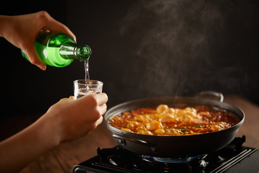 술을 마시면 억제력이 무너지고 혈당 수치가 떨어져 음식을 더 먹게 된다.