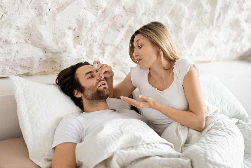 잠버릇은 코골이, 움찔거리기 등 다양한데, 건강을 해칠 수 있어 주의해야 한다.