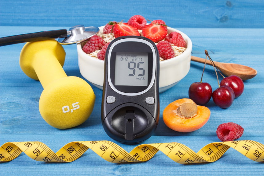 일정한 시간에 알맞은 양의 음식을 규칙적으로 먹고 적절한 운동을 해야 한다.