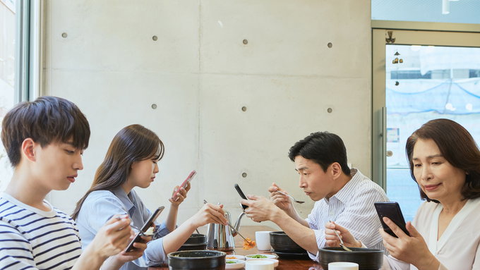 스마트폰 보며 밥 먹으면 체증 증가 위험