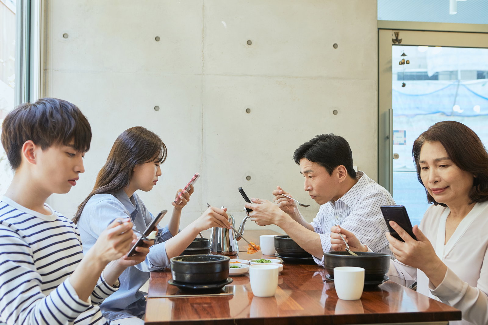 식사 중 스마트폰 사용과 같은 다른 일을 하는 것은 뇌의 신호를 방해해 식사를 온전히 즐기는 것을 방해하여 과식으로 이어질 수 있다.