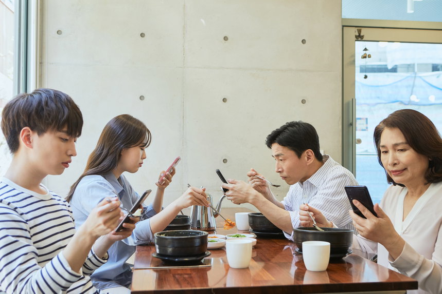 식사 중 스마트폰 사용과 같은 다른 일을 하는 것은 뇌의 신호를 방해해 식사를 온전히 즐기는 것을 방해하여 과식으로 이어질 수 있다.