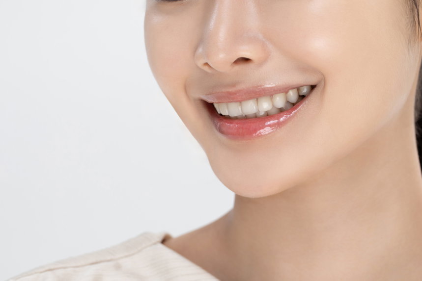 입술에 생긴 착색을 지우려다 피부가 자극을 받아 더 건조하고 예민해질 수 있다.