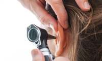 비행기에서 귀 아픈 사람. 병원에 가는 게 좋을까?